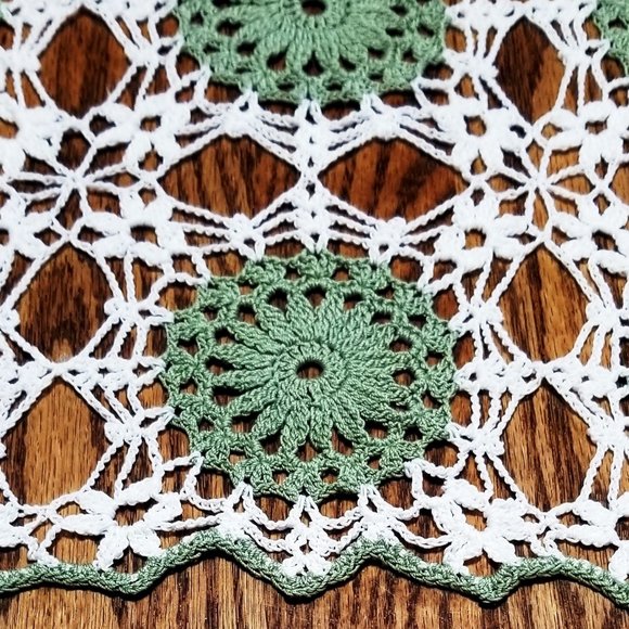 New Hand Crafted Square Flower 15" Frosty Green & White Doily - Picture 2 of 3